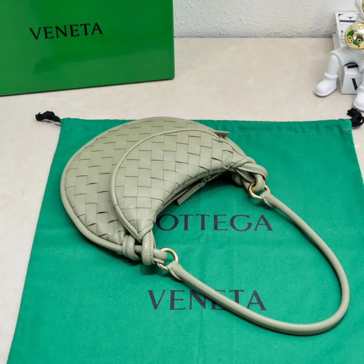 Batch 1460 Bv Shu Qi's same "Gemelli" twin bag 776764 locked in advance 24 years of hot style 💕 Gemelli is made up of two half-moon-shaped bags paired together, with the brand's iconic intrecciato woven sheepskin, equipped with a detachable tubular handle, which can be used as a clutch, on the shoulder or by flipping the small crescent moon as a handle, or as a long shoulder strap 🉑️Crossbody The dual design has a personalized yet charming attitude, and the eye-catching visual impact brings an elegant and fashionable feeling. It is a bag worth buying💥There are 3 sizes to choose from.  Size: 24.5x19x7, plus long shoulder strap ➕80 Model: 6764